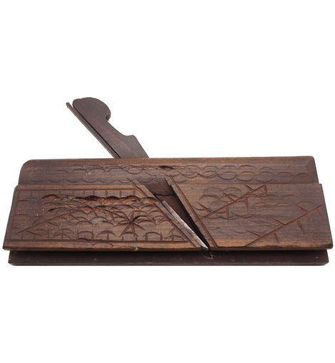 Unusual Scratch Carved Grooving Moulder