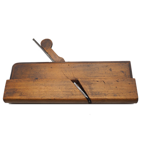 Fine Erly 18th Century Round Moulder