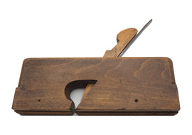 Small Early 8 3/4" Long Centre Bead Moulder